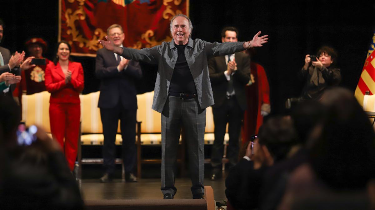 Joan Manuel Serrat canta al unísono con el público &quot;Para la libertad&quot; al final del acto