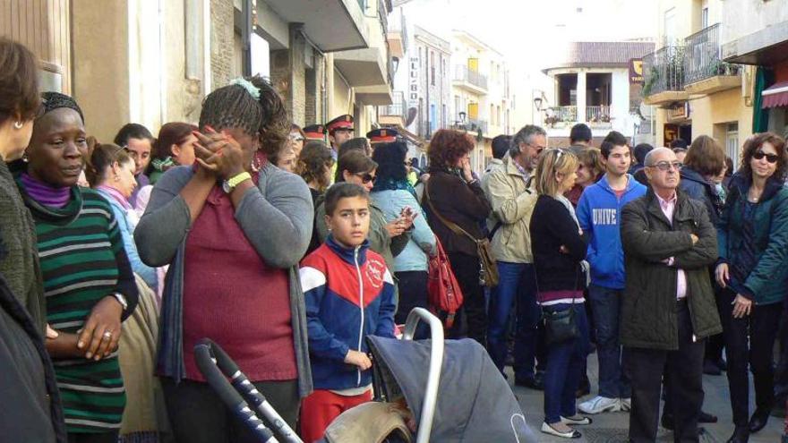 Familiars de la víctima durant la concentració silenciosa