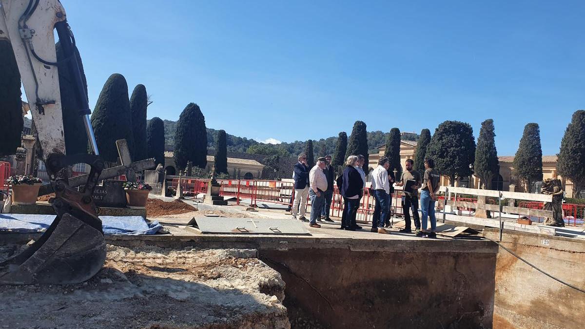 El relator de Naciones Unidas, Fabián Salvioli, visita las excavaciones del cementerio de Manacor: