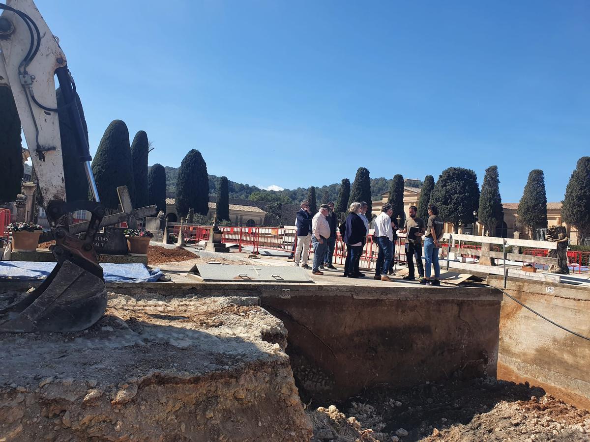 El relator de Naciones Unidas, Fabián Salvioli, visita las excavaciones del cementerio de Manacor: