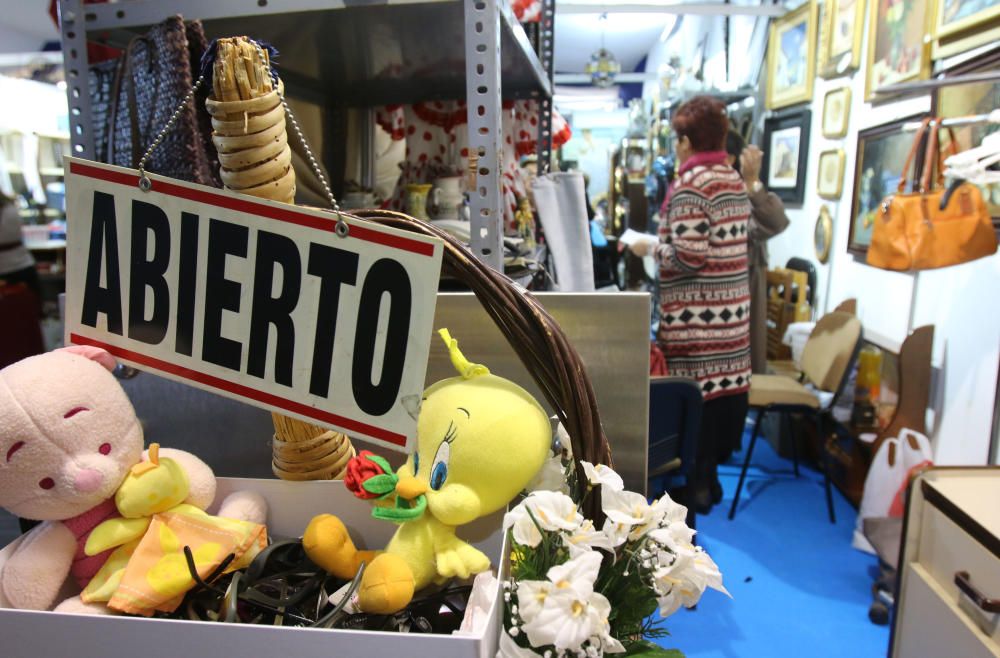 El mercadillo solidario estrena ubicación en la plaza de toros, donde estará hasta el lunes, y cuenta con una amplia oferta gastronómica.