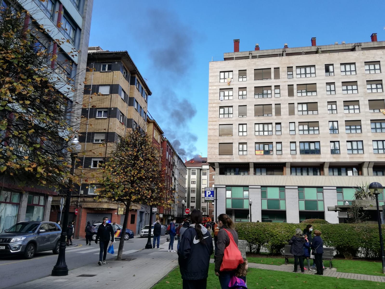 Espectacular incendio de un ático en Gijón