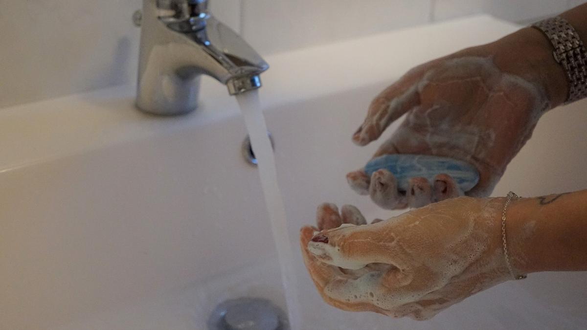 Una persona es neteja les mans