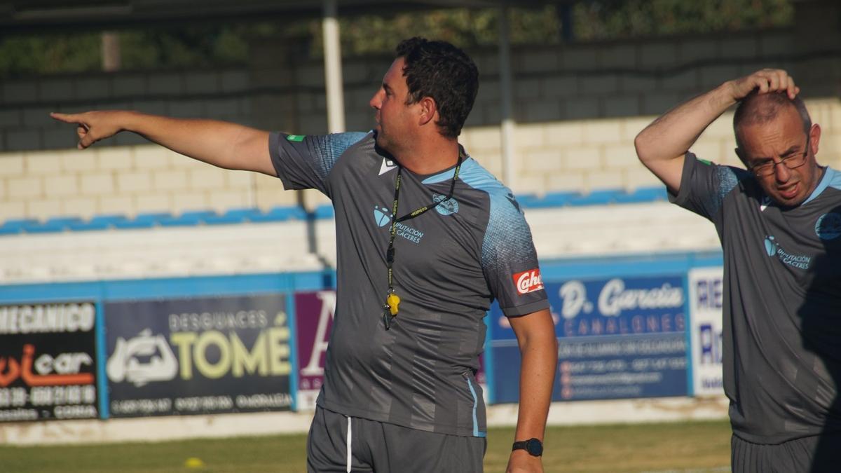 Ávila da indicaciones, con Alberto Urquía, primer entrenador del Coria, detrás de él.