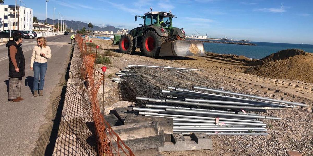 Galí y Martinavarro se desplazaron a la zona para comprobar la actuación que está realizando el Puerto en la playa de Benafelí con el vertido de la arena.