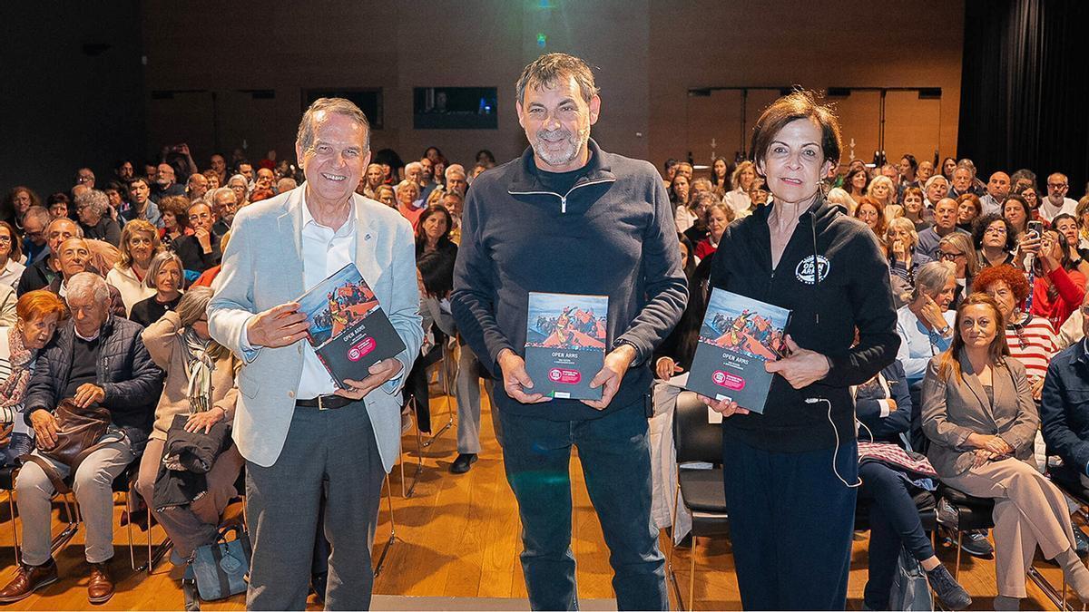 De izquierda a derecha, Abel Caballero, Óscar Camps y Lola Galovart, ante el público que llenó la sala de actos del museo MARCO.
