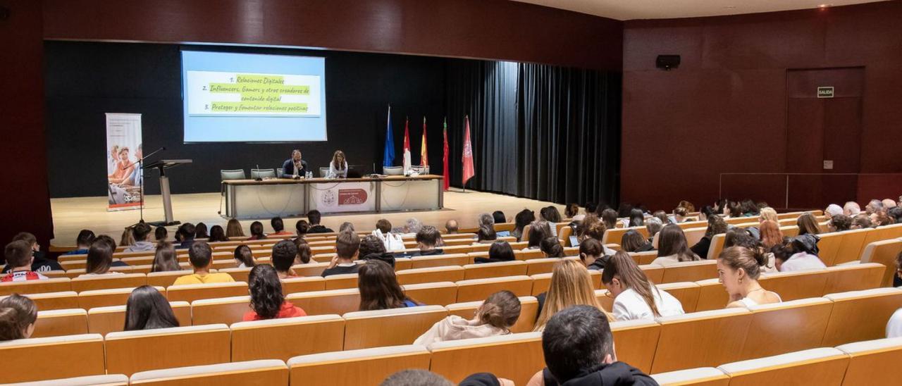 El salón de actos del Campus Viriato, durante la conferencia sobre los «influencers». | Miguel Ángel Lorenzo