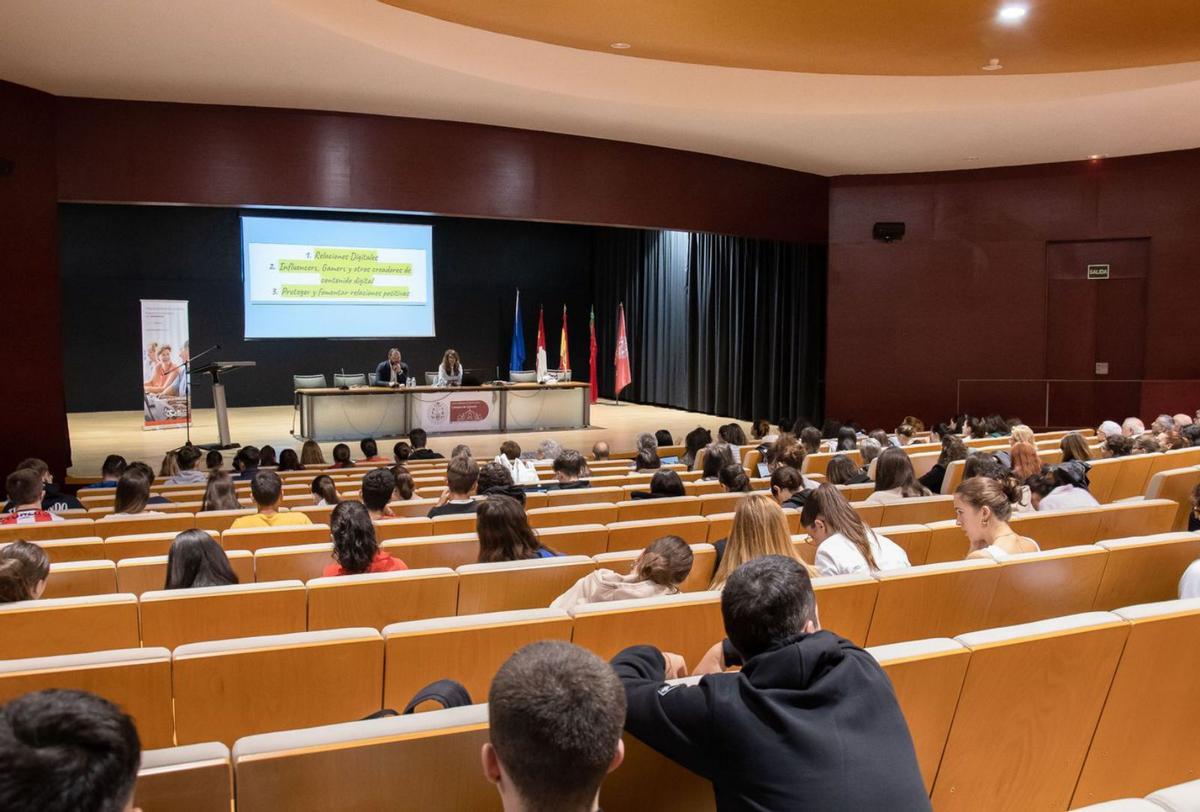 El salón de actos del Campus Viriato, durante la conferencia sobre los «influencers». | Miguel Ángel Lorenzo