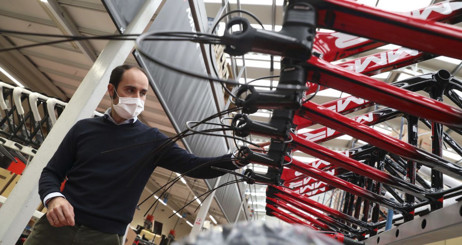 Alberto San Martín examina unos cuadros de bicicletas en las instalaciones de MMR. | R. Solís