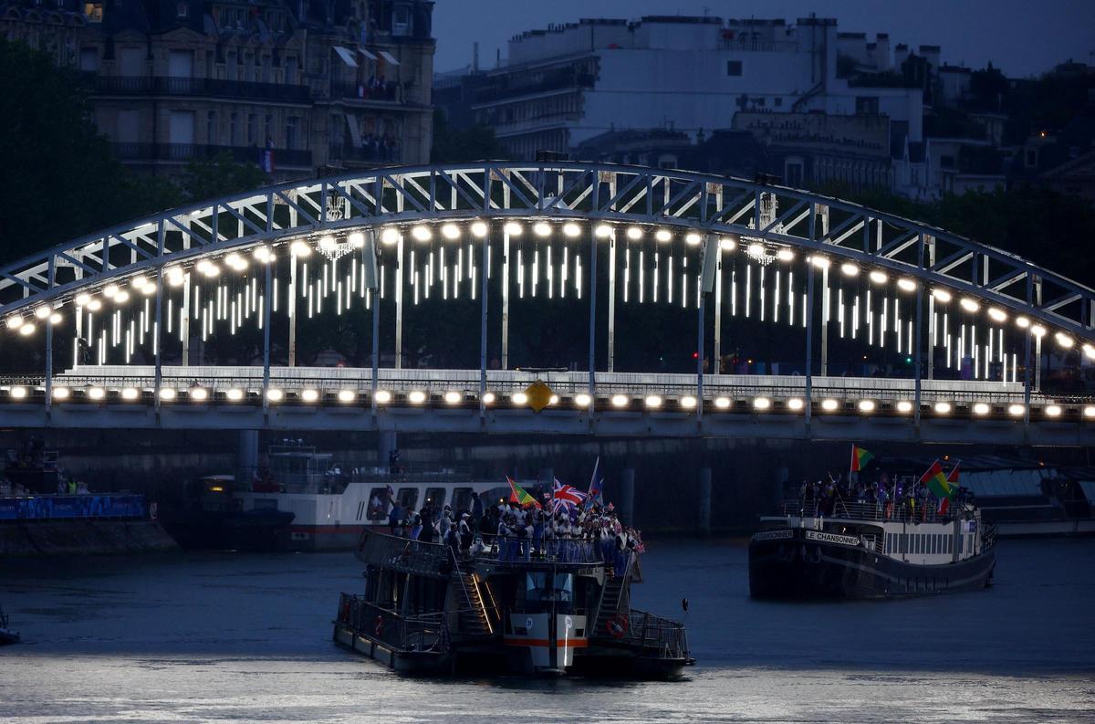 Atletas de Gran Bretaña en su barco en Passerelle Debilly sobre río Sena durante la ceremonia de apertura