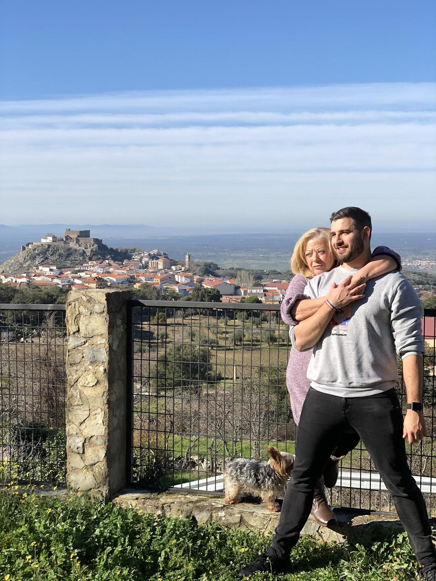 Francisco posa con su abuela y su perro en su casa de Montánchez.