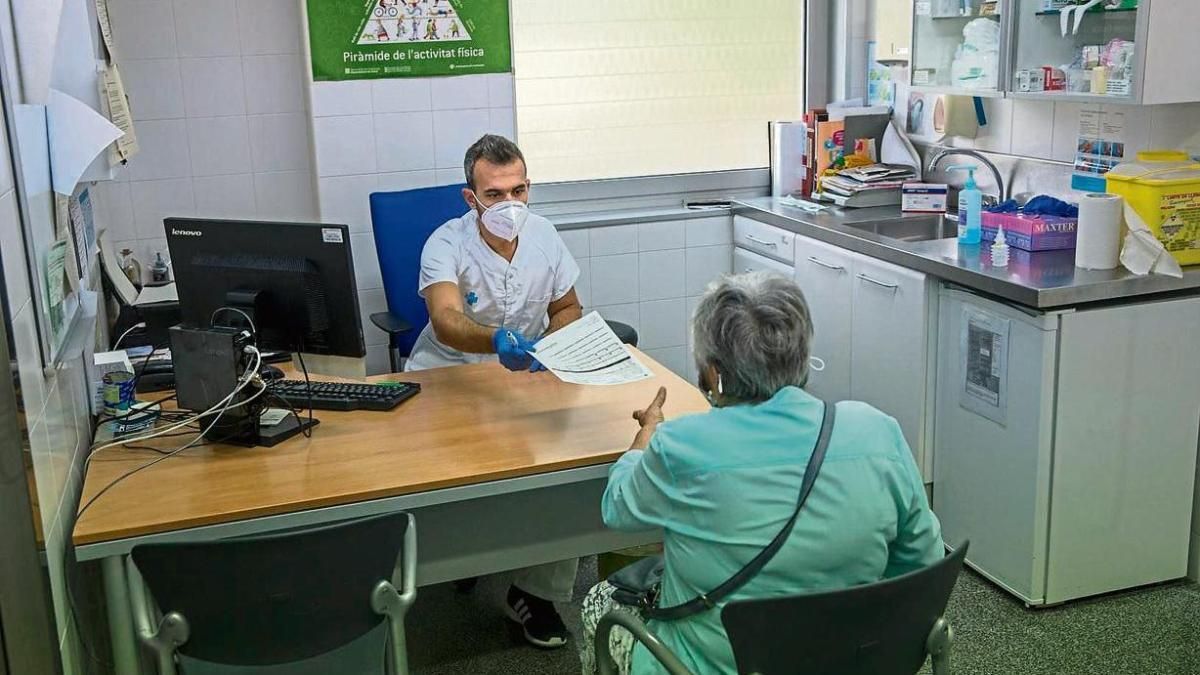 Una mujer, en la consulta de su médico de familia.