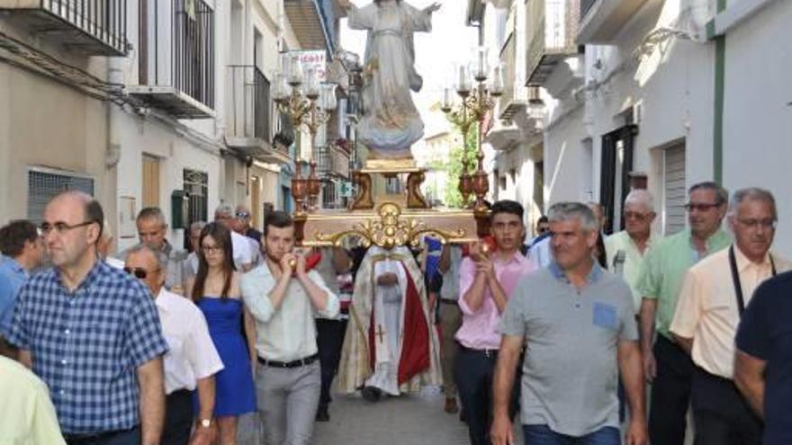 Los vecinos de Les Useres muestran su fervor por los patrones de la localidad