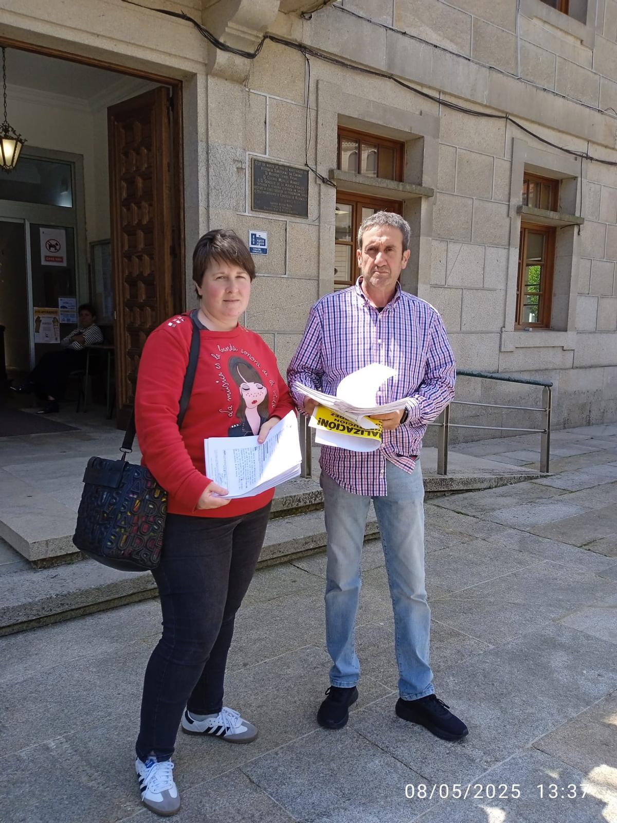 Dos comerciantes redondelanos, ayer, ante el Concello para entregar las firmas.