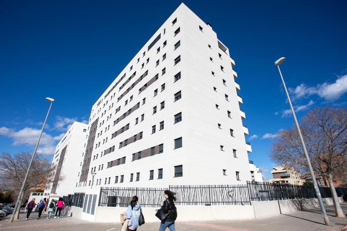 Residencial Les Naus de Alicante, donde el gestor de la cooperativa tiene un ático que quiere vender.