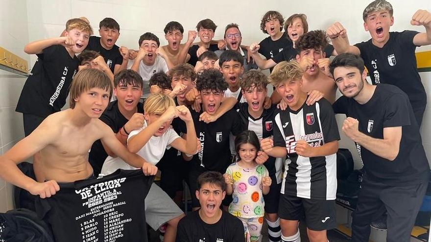 Los infantiles del Benirredrà CF celebran su triunfo del pasado sábado que les vale el título de campeones y el ascenso