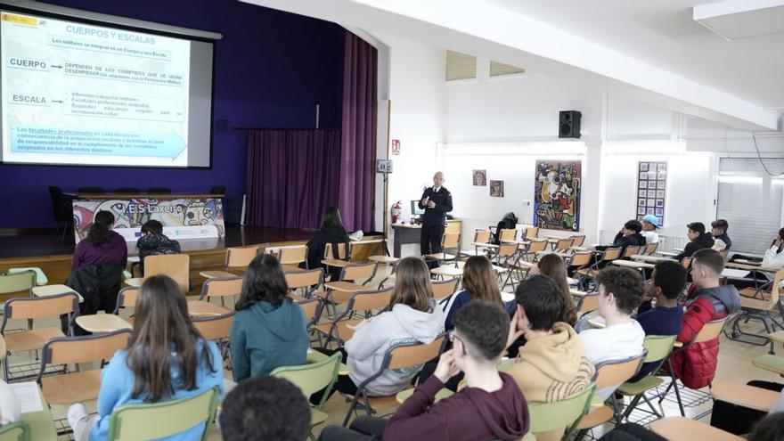 Charla sobre las Fuerzas Armadas en el instituto Laxeiro | BERNABÉ