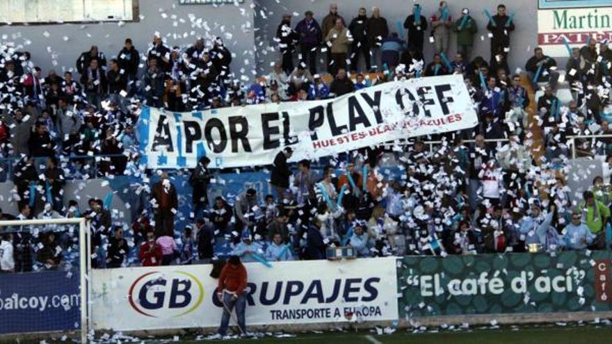 La afición siempre ha estado al lado del Alcoyano en los partidos disputados en el campo de El Collao.