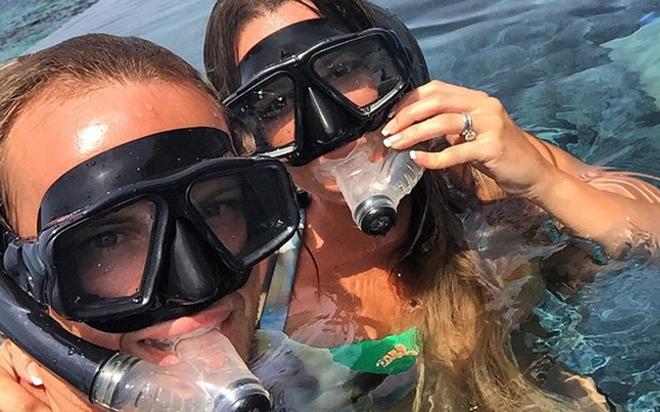 Rakitic y su esposa, con gafas de buceo