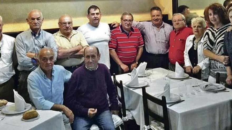 Foto de familia de los componentes de la peña sportinguista Quini.