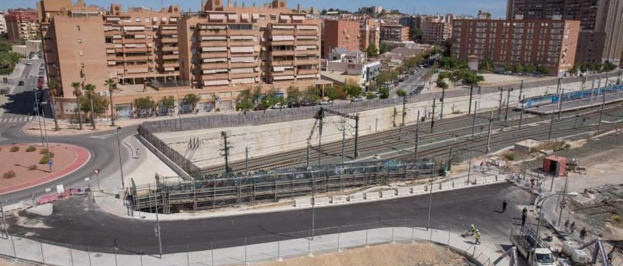 El vial que conecta el antiguo paso a nivel con el Polígono Santo Domingo en San Blas sólo cuenta con una acera