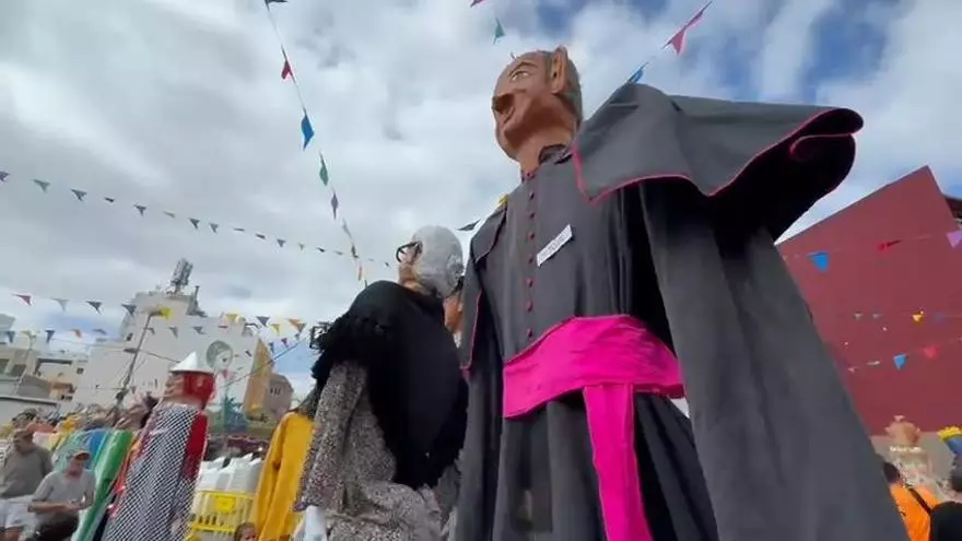 Las fiestas del Pilar llenan de papagüevos el barrio de Guanarteme y el paseo de Las Canteras