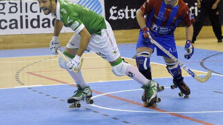 Pau Bargalló adelanta a Gonzalo Pérez en el partido del sábado pasado en Riazor.