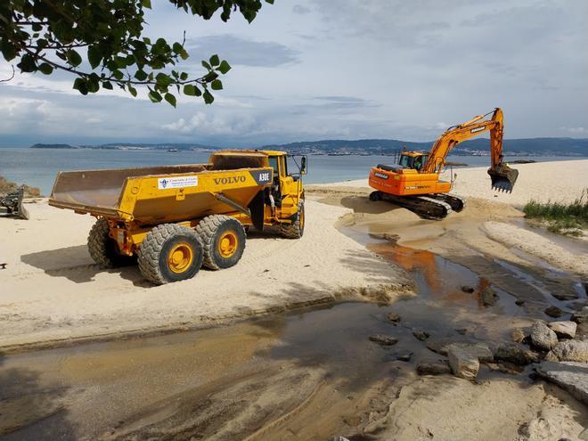 La reparación de la playa de Agrelo, en Bueu, después un invierno de temporales