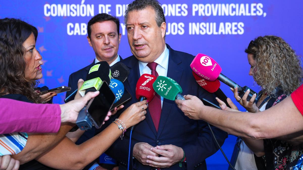 El presidente de la Diputación de Sevilla y vicepresidente de la FEMP, Javier Fernández atiende a los medios de comunicación.
