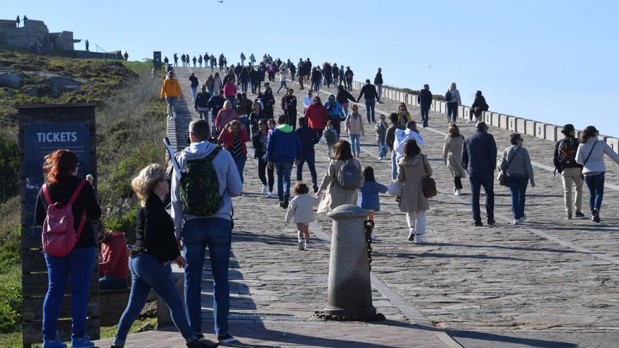 Turistas en el entorno de la Torre de Hércules. | Víctor Echave