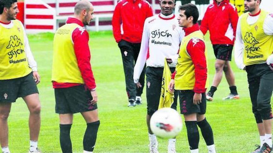 Varios de los defensas rojiblancos, durante el entrenamiento de ayer.