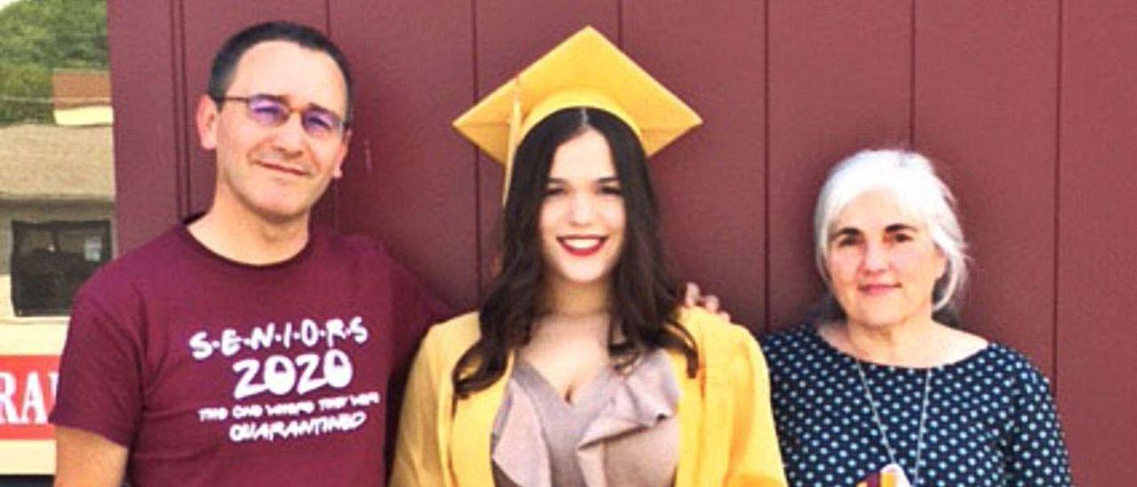 Ernesto García y su mujer, Ana Isabel González, con su hija Adelaida entre ambos, el día de su graduación en la “high-school”, el año pasado.