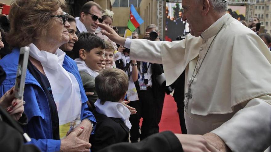 El pontífice, con algunos de los escasos católicos del país. // Efe