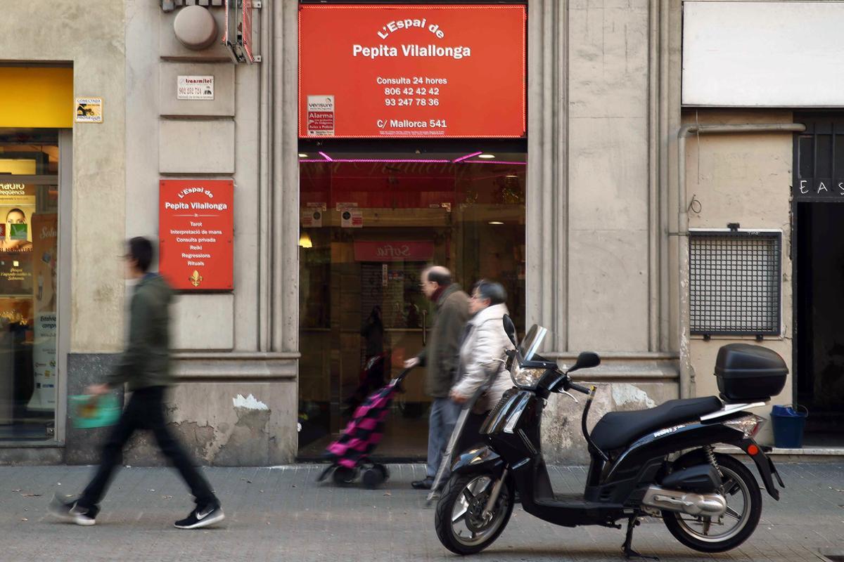 GRA02. BARCELONA, 15/01/2017.- Exterior de la tienda esotérica de la vidente Pepita Vilallonga, que ha sido detenida por la Policía Nacional junto a cuatro colaboradores, acusados de estafar 300.000 euros a una anciana de 77 años, que aceptó someterse a varios rituales, algunos inexistentes, por el control psicológico que ejercían sobre ella. EFE/Toni Albir