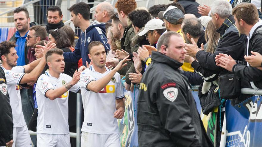 Íñiguez, Pol Roigé y Candela saludan a la afición del Hércules desplazada a Buñol