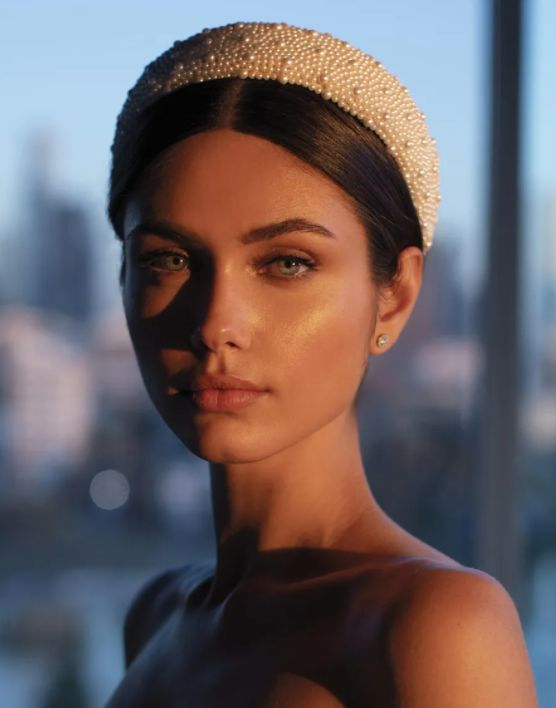 Diadema de novia con incrustaciones de perlas naturales de Pronovias
