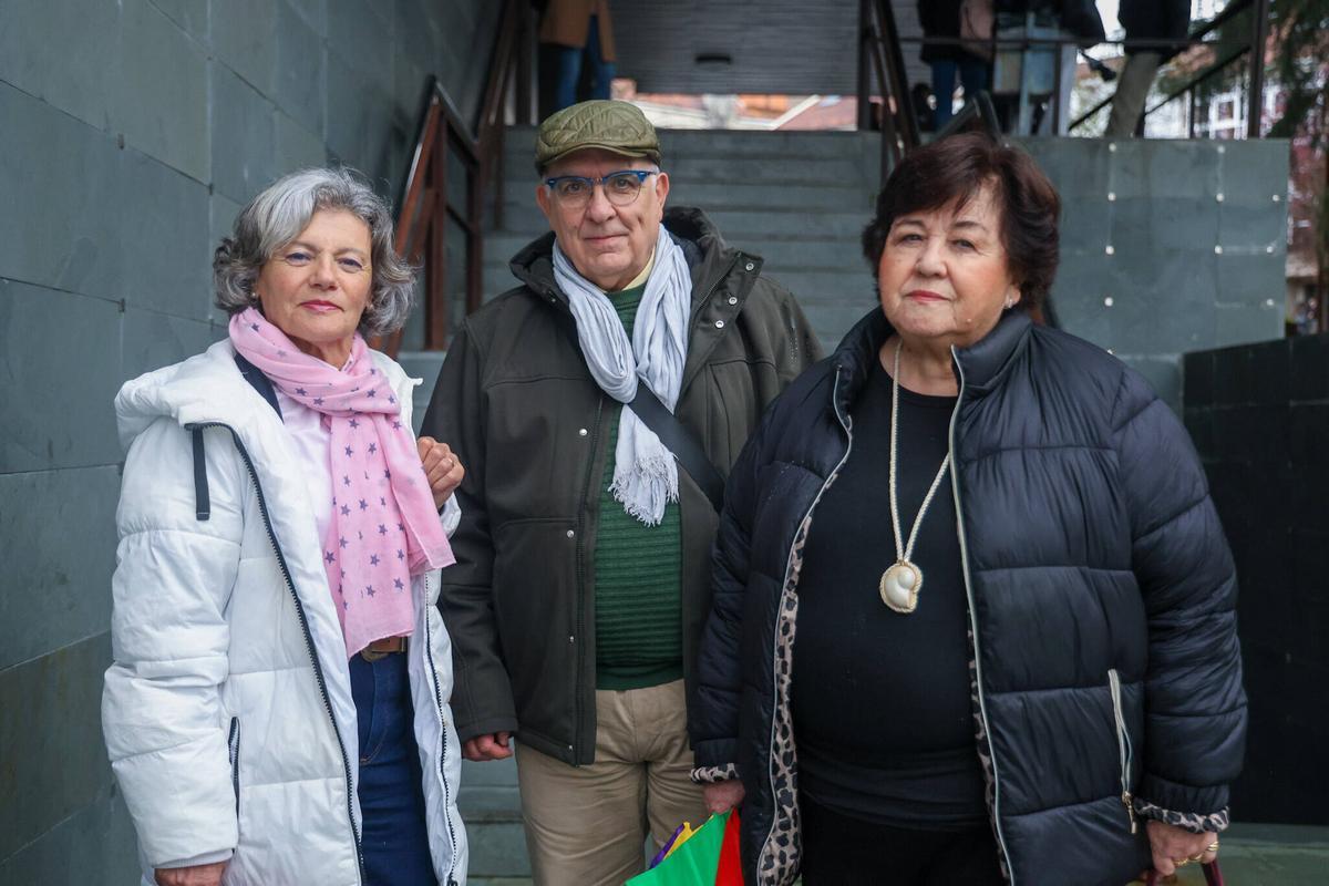 Susana Uzal, Juanma Fernández y Natividad Moreira, alumnado del IV Ciclo de la USC, en la Biblioteca Concepción Arenal, en el Campus Sur.