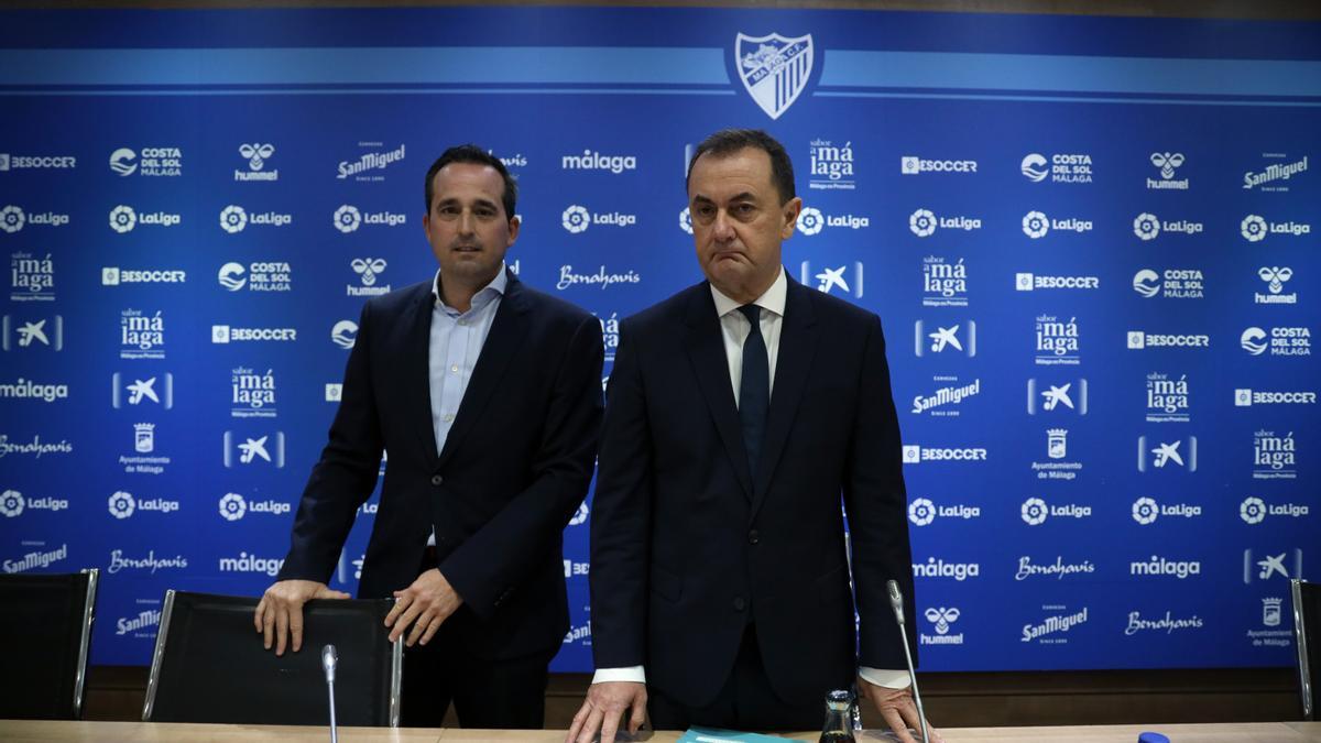 José María Muñoz, administrador del Málaga CF y Kike Pérez, director general del club, comparecen ante la prensa.
