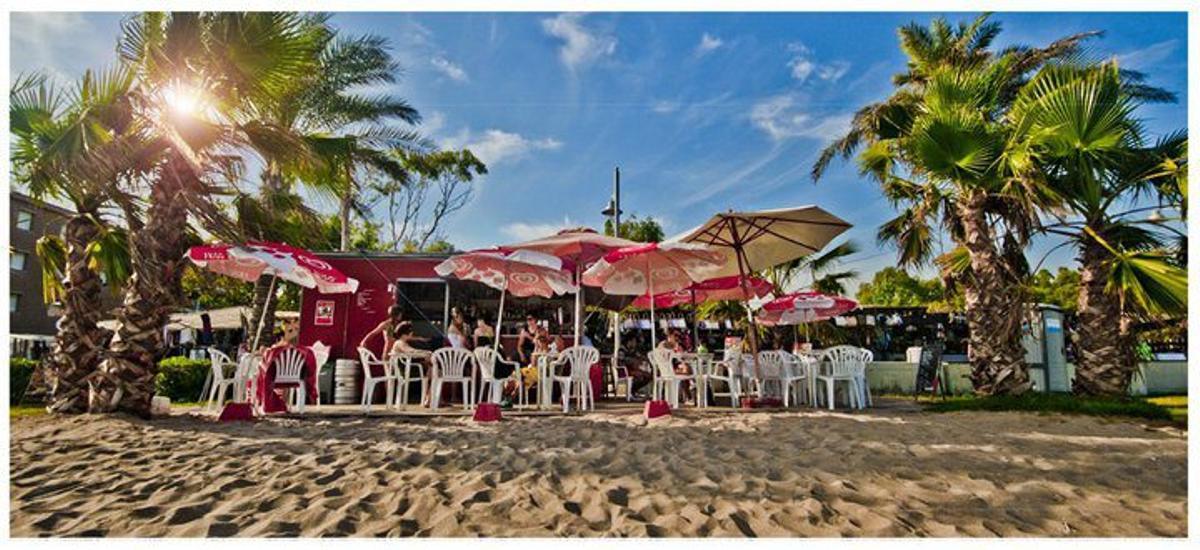 El chiringuito Surf Bar, en la playa de Coma-ruga.