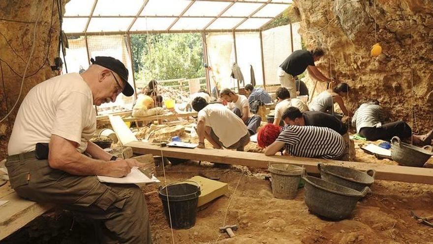 Campanya d’excavacions de l’estiu de 2010 a la Cova de les Teixoneres. Al fons, dret davant de la paret, l’arquòleg en cap Jordi Rosell - Arxiu/MIreia Arso