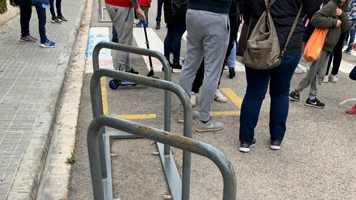 El aparcamiento de bicis, con caca de perro esparcida por toda la estructura