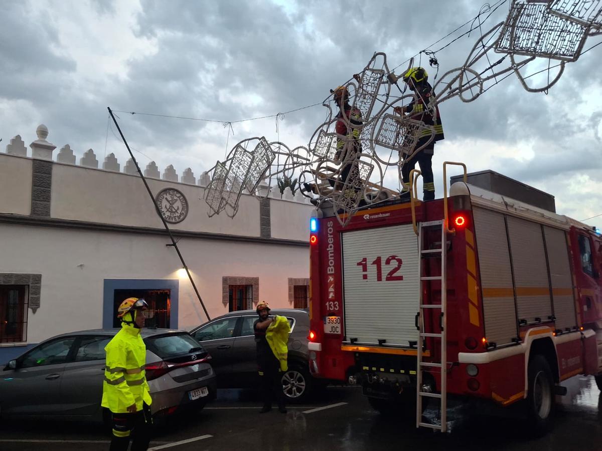 Los bomberos retiran el alumbrado de fiestas que ha caído; la plaza se ha cerrado al tráfico