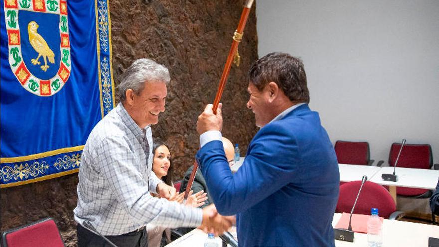 El exalcalde Rafael Perdomo entrega de nuevo el bastón de mando a Pedro Armas como alcalde de Pájara, ayer.