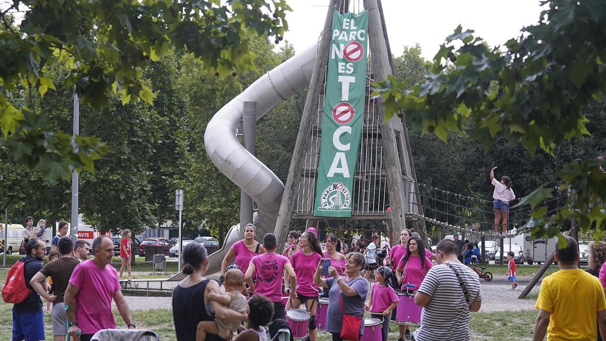 Rua fins al Parc Jordi Vilamitjana amb batucada per defensar el parc, a l'agost.