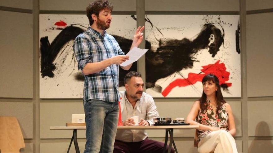 Gorka Otxoa, Juan Carlos Vellido y Carmen Ruiz, en Avilés, durante el estreno nacional de &quot;Bajo terapia&quot;.