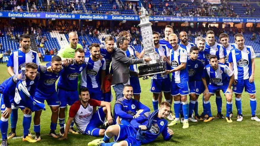 Los futbolistas del Deportivo posan con el alcalde Ferreiro tras ganar la pasada edición del Teresa Herrera.