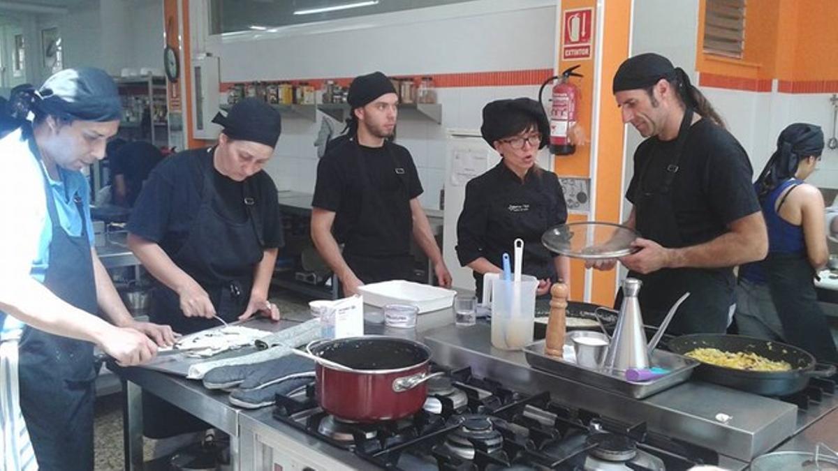 Equipo de La Cuina del Món trabajando en la cocina.