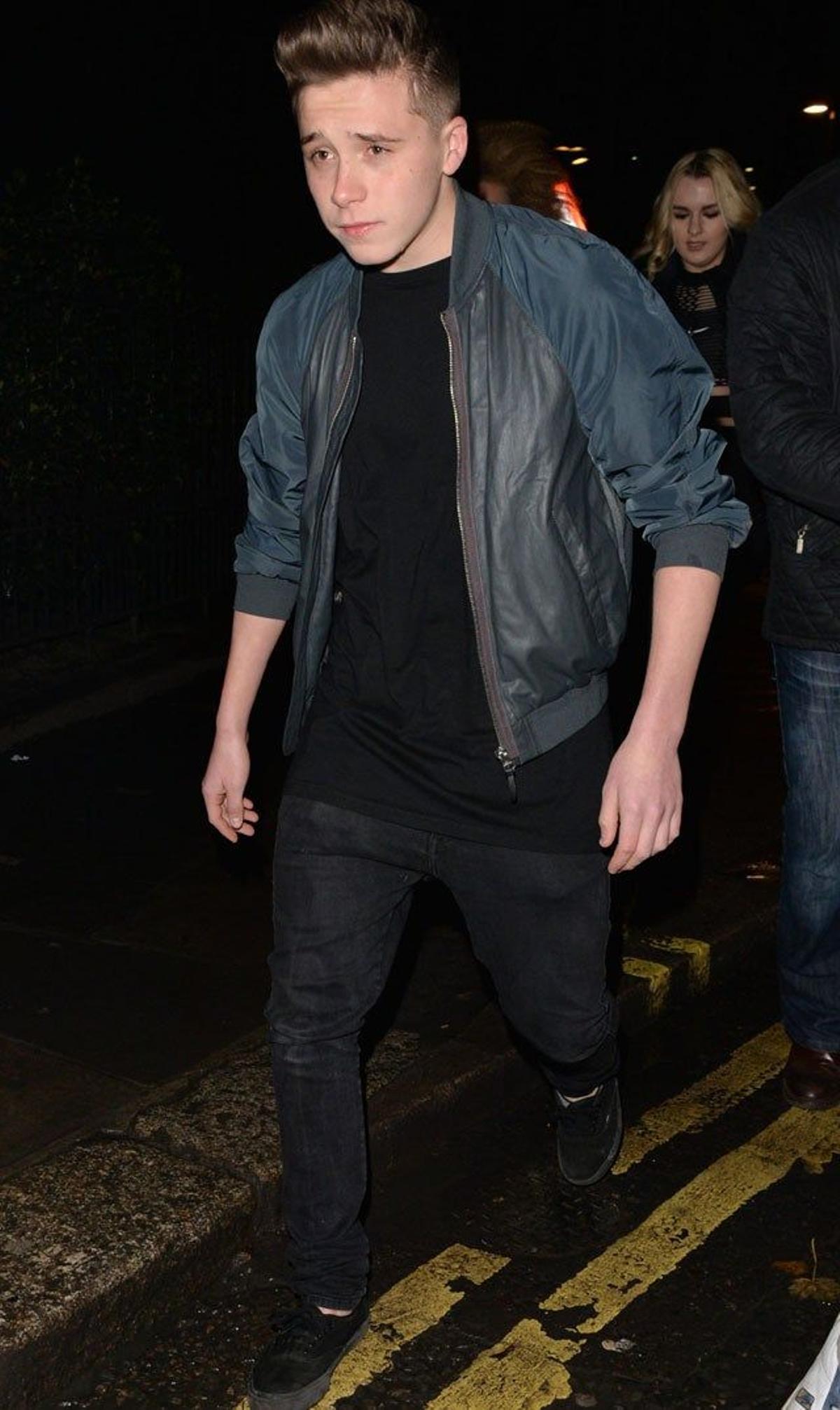 Brooklyn Beckham va a buscar un taxi