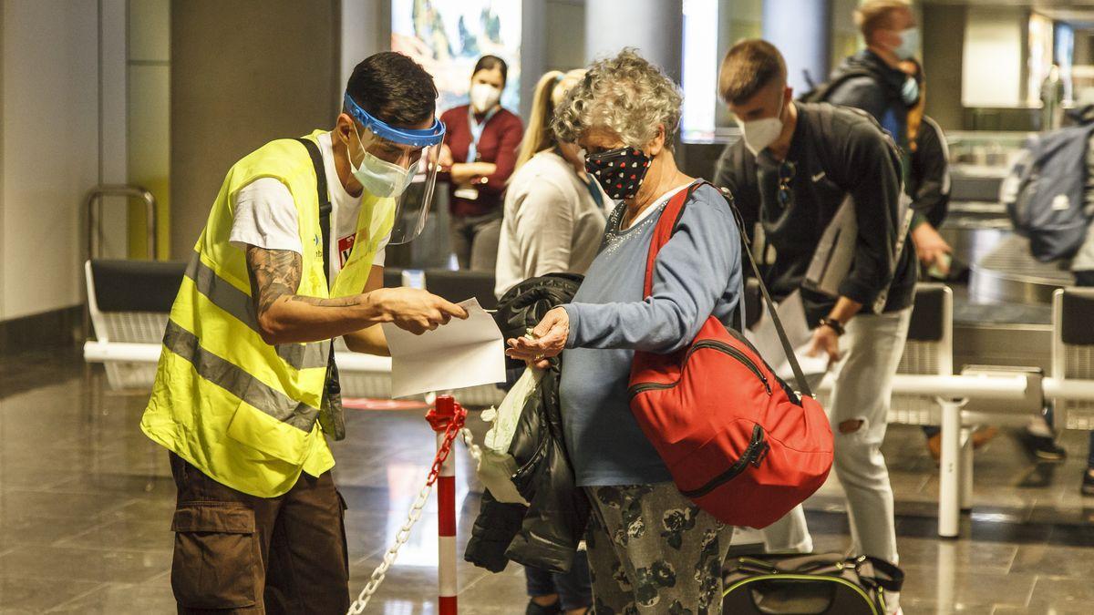 Controles de pruebas diagnósticas en los aeropuertos de Canarias.