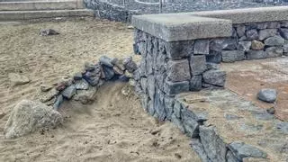 Vandalismo en Bajamar: destrozan un muro de la playa y reparten las piedras en la arena